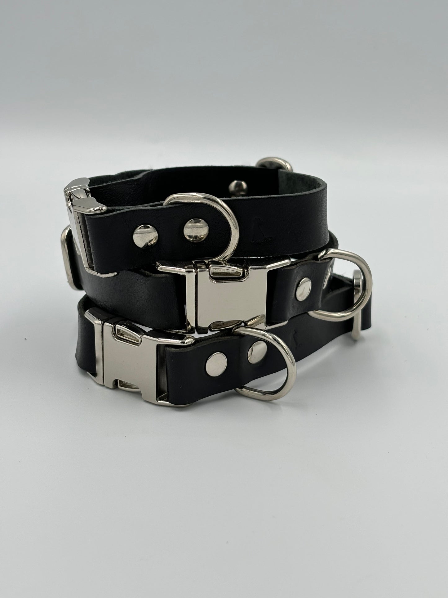 Premium black leather dog collar with silver details, crafted from Italian vegetable-tanned leather for elegant canine companions.